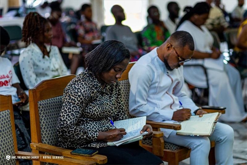 Congregation taking notes during a session